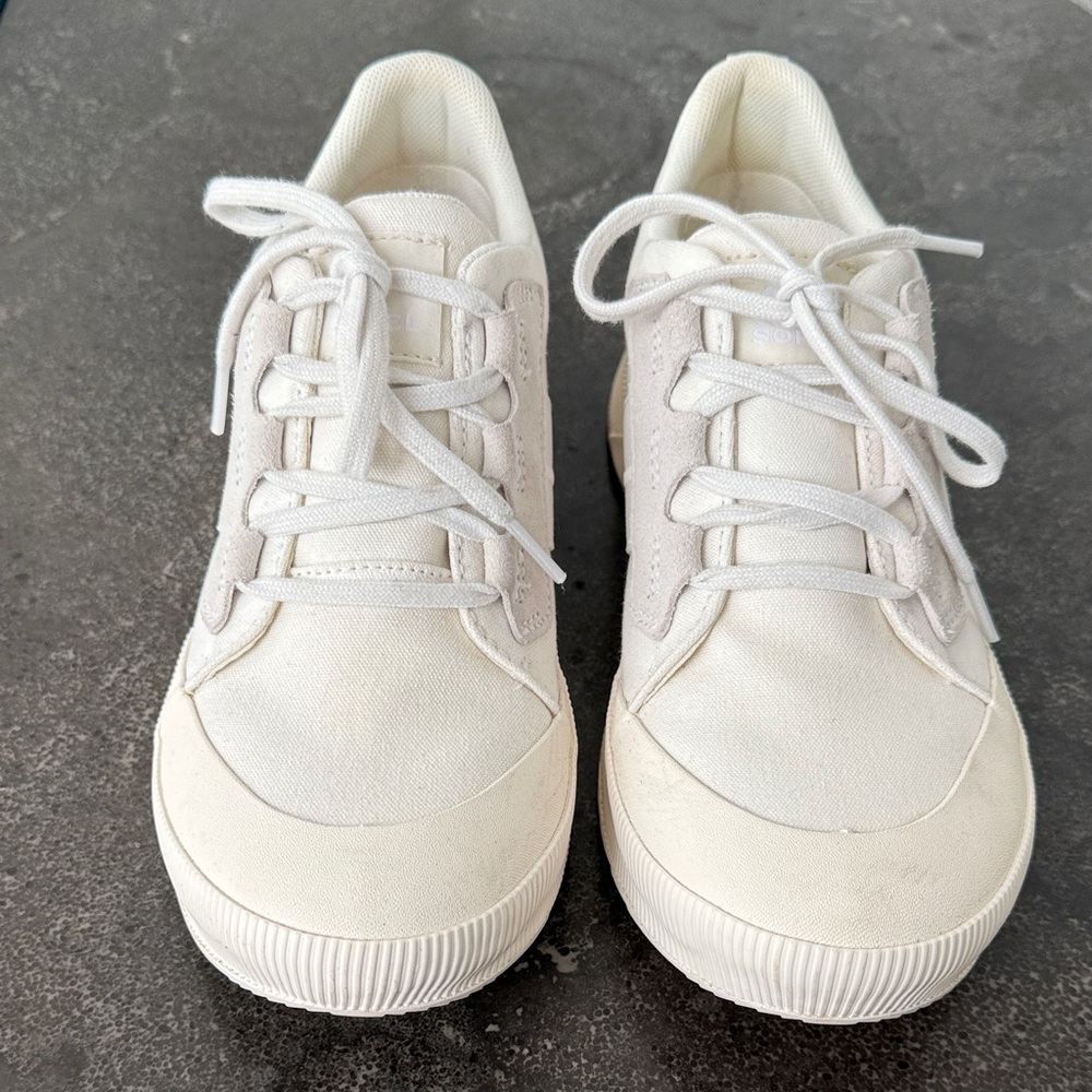 Super cute and clean Sorel White Cream Low-Top Sneakers